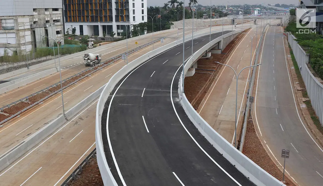 Alat berat melintasi ruas tol Depok-Antasari yang membentang di kawasan Cilandak Timur, Jakarta, Minggu (23/9). Ruas tol ini ditargetkan rampung dan beroperasi pada 2019. (Liputan6.com/Immanuel Antonius)