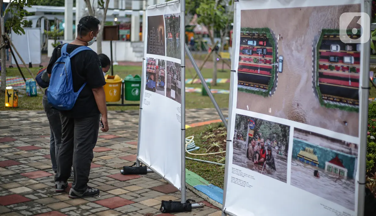 Pengunjung mengamati karya Pameran Fotografi Rekam Jakarta 2019-2020 di Thamrin 10, Jakarta, Jumat (4/12/2020). Pameran yang mengangkat tema Ragam Cerita Ibu Kota Sebelum dan Saat Pandemi COVID-19 tersebut berlangsung hingga 13 Desember 2020. (Liputan6.com/Faizal Fanani)