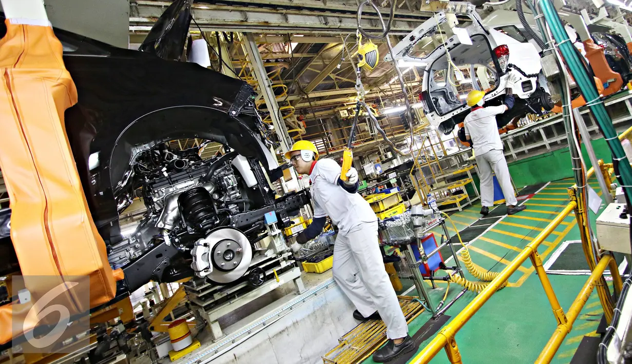 Pekerja menyelesaikan pembuatan mobil di pabrik Karawang 1 PT Toyota Motor Manufacturing Indonesia, Jawa Barat, Selasa (26/1). Pabrik ini memproduksi Kijang Innova serta Fortuner mencapai 130.000 unit pertahun. (Liputan6.com/Immanuel Antonius)