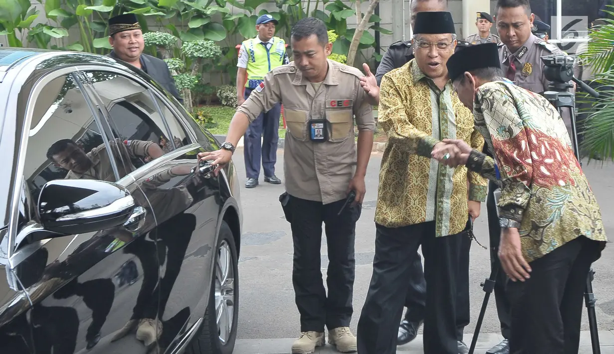 Ketua Umum PBNU KH Said Aqil Siradj menyambangi Gedung KPK, Jakarta, Selasa (11/7). Said Aqil disertai jajaran pengurus PBNU akan berdiskusi dengan pimpinan KPK terkait dukungan terhadap upaya pemberantasan korupsi. (Liputan6.com/Helmi Afandi)