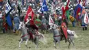 Ratusan warga mengikuti reka ulang Pertempuran Hasting di Battle, Inggris, (15/10). Pertempuran Hasting ini telah menewaskan sekitar 3.000 orang. (REUTERS/Neil Balai)
