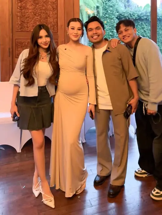 Mahalini mengenakan atasan baby blue dipadukan spaghetti strap putih serta mini skirt denim pleated. Ia juga mengenakan silleto heels berstrap putih. [@mahaliniraharja]