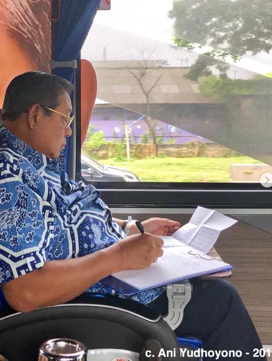Di manapun SBY selalu berpikir dan bekerja, termasuk di dalam bis. Mampir di rest area, diserbu masyarakat yg ingin menyalami, menyapa dan selfie, 23 Desember 2018. (Liputan6.com/IG/@aniyudhoyono)