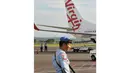 Begitu mendarat, pesawat Virgin Australia ditahan tidak boleh memasuki lapangan parkir Bandara Ngurah Rai, Denpasar, Jumat (25/4/14). (ANTARA FOTO/Nyoman Budhiana)