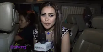 Ivan Gunawan baru saja meluncurkan buku pertamanya yang berjudul 'Aku Berkarya dengan Cinta'. Secara gamblang, Ivan Gunawan mengungkapkan bahwa dirinya bisa berjodoh dengan Ayu Ting Ting. Ayu pun menyerahkan semuanya kepada Tuhan dan fokus ke anak se...