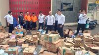 Oknum Satpol PP Tangerang Selatan (Tangsel) bersama dengan rekannya mengedarkan barang-barang kedaluwarsa. (Foto: Polda Metro Jaya)