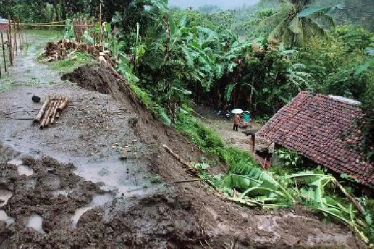 [Bintang] Longsor di Sibolangit