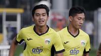 Pemain Mitra Kukar, Septian David, melakukan latihan jelang laga Liga 1 di Lapangan ABC, Senayan, Jakarta, Sabtu (08/12). Mitra Kukar akan berhadapan dengan Persija Jakarta. (Bola.com/M Iqbal Ichsan)