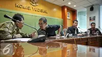 Suasana konferensi pers di Gedung Komisi Yudisial, Jakarta, Kamis (4/2). Komisi Yudisial (KY) kembali menerima usulan calon hakim agung Tahun 2016 untuk pengisian kekosongan jabatan hakim agung sejumlah 8 orang. (Liputan6.com/Faizal Fanani)