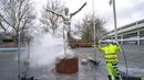 Petugas memebersihkan patung Zlatan Ibrahimovic yang rusak di depan Stadion Malmo FF, Swedia, Minggu (22/12). Perusakan patung tersebut dilakukan fans Malmo karena kecewa sang idola berinvestasi di klub rival, Hammarby. (AP/Johan Nilsson)