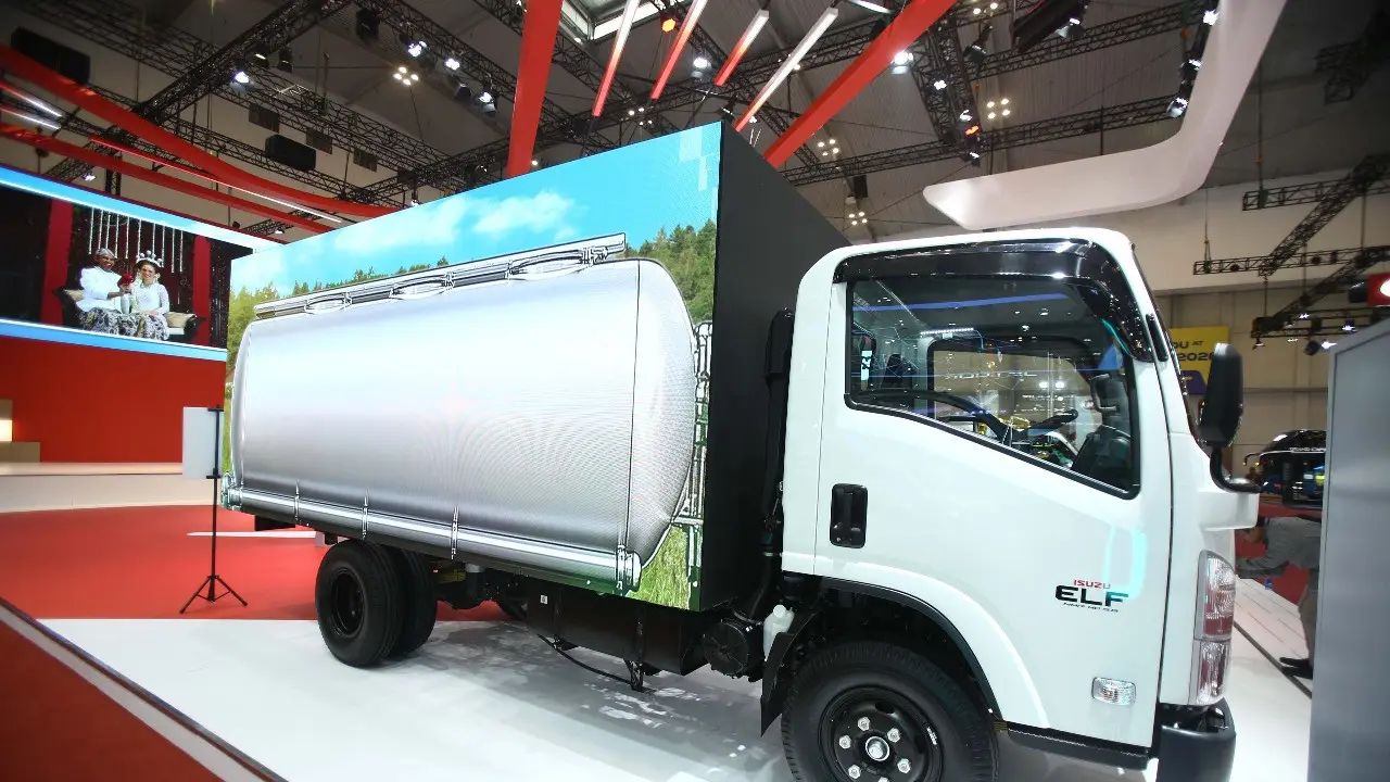 Isuzu Kenalkan ELF NMR yang Dilengkapi Layar LED pada GIIAS 2025