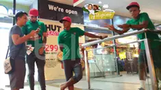 Pemain Timnas Indonesia, Stefano Lilipaly (tengah), M. Abduh Lestaluhu (kanan) dan Manahati Lestusen (kiri), bersantai di sebuah pusat perbelanjaan di Makati City, Manila, Filipina, Minggu (20/11/2016). (Bola.com/Nicklas Hanoatubun)