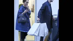 Aktor Robert Pattinson dan penyanyi yang punya gaya unik dan nyentrik itu terlihat membeli beberapa baju dari sebuah toko di Paris, (15/10/14). (Dailymail)