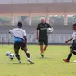 Legenda Borussia Dortmund Paul Lambert (tengah) memberikan coaching clinic kepada kepada siswa Papua Football Academy di Stadion Madya, Senayan, Jakarta, Jumat (08/09/2023). (Bola.com/Bagaskara Lazuardi)