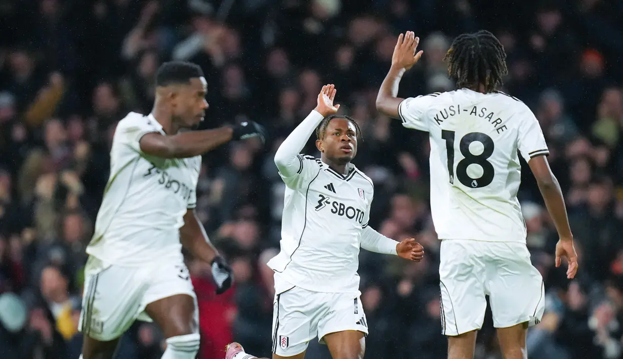 Di sisi lain, Fulham membalas dengan gol dari Emile Smith Rowe, Alex Iwobi, serta dua gol Samuel Chukwueze yang membuat atmosfer di London Barat memanas. (Bradley Collyer/PA via AP)