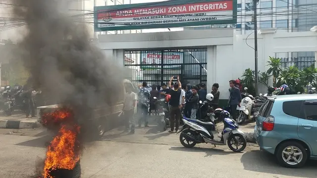 Sejumlah mahasiswa asal Kabupaten Enrekang berunjuk rasa di depan Kantor Kejati Sulsel menuntut penetapan tersangka kasus dugaan korupsi DAK di Kabupaten Enrekang (Liputan6.com/ Eka Hakim)