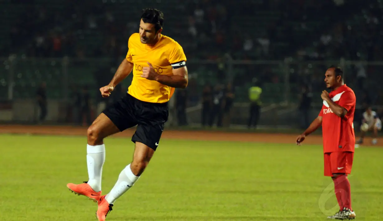 Selebrasi ala Luis Figo (kiri) usai berhasil menjebol gawang Hendro Kartiko di Stadion GBK Jakarta, (7/6/2014). (Liputan6.com/Helmi Fithriansyah)