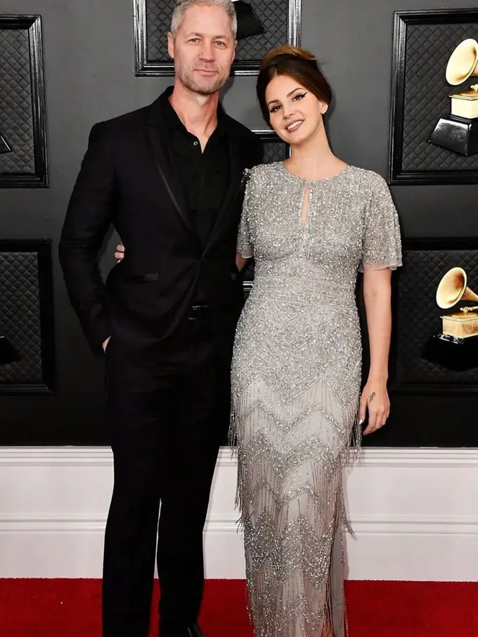 Lana Del Rey Hadiri Grammy Awards 2020 dengan Gaun yang Dibeli di Mal