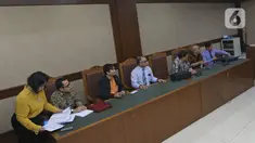 Tim Advokasi Korban Banjir Jakarta 2020 menghadiri sidang putusan gugatan "class action" banjir Jakarta di Pengadilan Negeri Jakarta Pusat, Selasa (10/3/2020). Gugatan yang ditujukan ke Gubernur Anies Baswedan itu ditunda lantaran Ketua Majelis Hakim sakit. (Liputan6.com/Herman Zakharia)