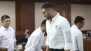 Namun, hakim meminta agar para terdakwa dihadirkan langsung ke persidangan.