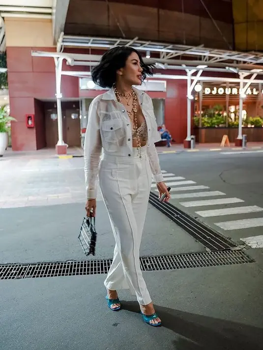 <p>Untuk makeup, Nikita memilih gaya natural glam karya Nobiyansyah. [Foto: instagram.com/nikitamirzanimawardi_172]</p>