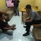 Kapolresta Bandung Kombes Hendro Pandowo menemui pemuda yang buat keributan di dalam Masjid IStiqomah (Liputan6.com/Aditya)
