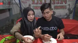 YouTuber kondang Tanah Air, Ria Ricis nyatanya pernah mengajak Teuku Ryan makan di warung kaki lima pecel lele. Keduanya terlihat menikmati momen makan bersama di warung pecel lele. Meski tajir melintir, keduanya tetap tampilkan sisi sederhana. (Liputan6.com/YouTube/Ria Ricis)