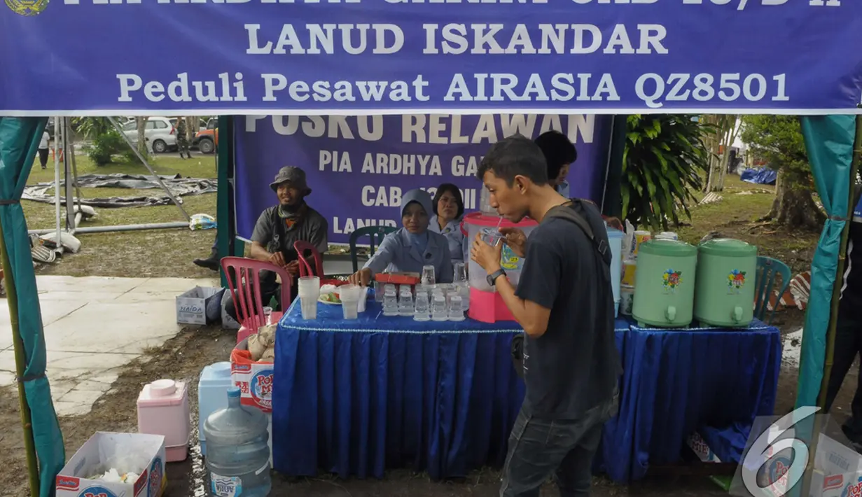Sejumlah perusahaan, lembaga kemanusiaan dan warga mendirikan posko gabungan di Lanud TNI AU Iskandar, Pangkalan Bun Kalimantan Tengah, Kamis (8/1/2015). (Liputan6.com/Andrian M Tunay)