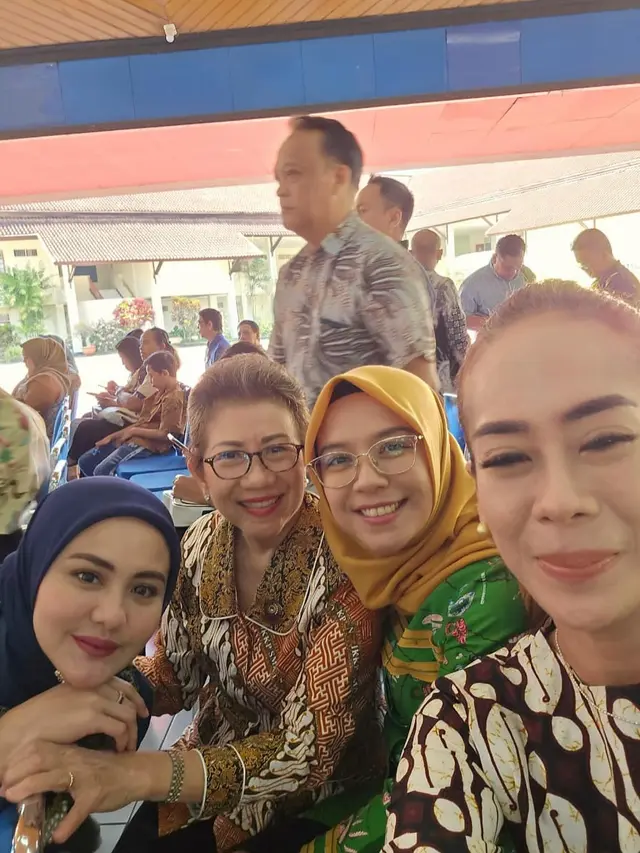 7 Kebersamaan Juliana Moechtar dan Putrinya Waktu Antar Sekolah di Taruna Nusantara