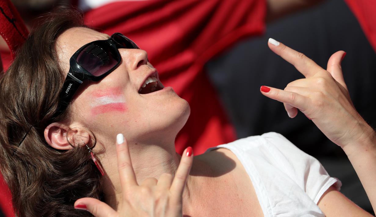Salam metal fans Austria saat mendukung timnya melawan Islandia pada grup F Euro Cup 2016 di Stadion Stade de France, Saint-Denis, Kamis (23/6/2016) dini hari WIB. (AFP/Kenzo Tribouillard)