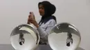 Melalui penggunaan elemen seperti cahaya, air, kabut, dan bahkan kekuatan tak kasat mata seperti magnetisme, Eliasson menghadirkan lingkungan yang imersif, di mana bentuk, bayangan, sensasi, dan ritme terasa hidup. Tampak dalam foto, pengunjung menikmati koleksi seni modern dan kontemporer karya Olafur Eliasson di Museum of Modern and Contemporary Art in Nusantara (MACAN), Jakarta, Minggu 12 April 2026. (Kapanlagi.com/Budy Santoso)