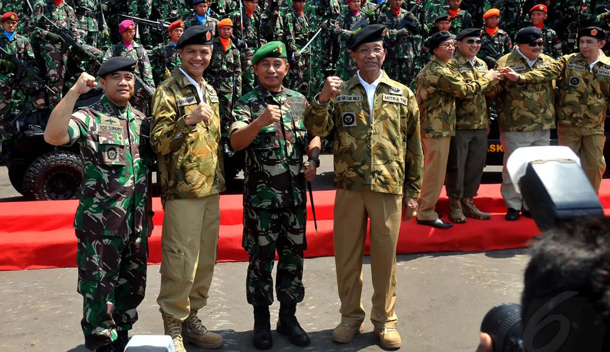 Seluruh gubernur mendapatkan baret dan brevet kehormatan dari TNI sebagai tanda kehormatan dan telah menjadi mitra, Surabaya, (6/10/14). (Liputan6.com/Johan Tallo)