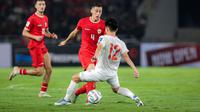 Bek Timnas Indonesia, Jay Idzes (tengah) berebut bola dengan bek Vietnam, Phan Tuan Tai pada laga Grup F kualifikasi Piala Dunia 2026 Zona Asia di Stadion Utama Gelora Bung Karno (SUGBK), Senayan, Jakarta, Kamis (21/3/2024). (Bola.com/Bagaskara Lazuardi)