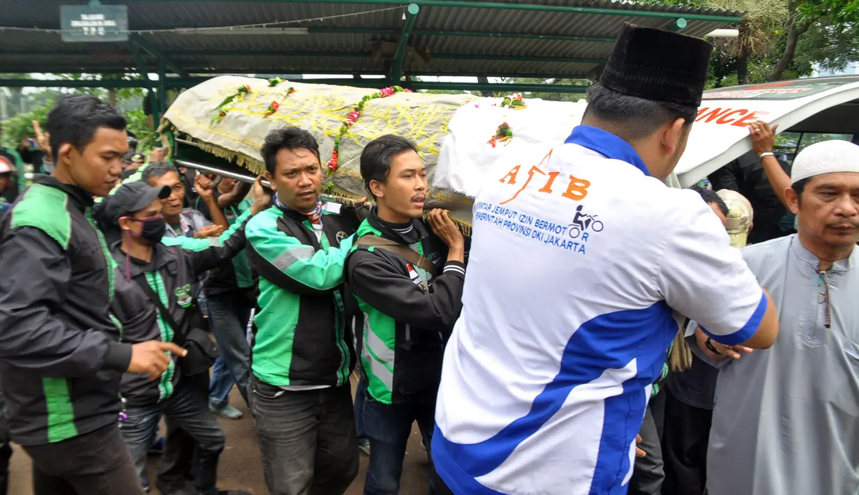 Suasana duka sangat terasa ketika Laila Sari dimasukan ke dalam liang lahat. Air mata tak bisa terbendung dari pelupuk anak, cucu, serta para pelayat yang hadir di pemakaman. (Nurwahyunan/Bintang.com)