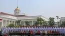 Presiden Jokowi berfoto bersama para anggota Paskibraka saat acara silaturahmi di halaman belakang Istana Bogor, Selasa (18/8/2015). Silaturahmi ini berkaitan peringatan kemerdekaan HUT RI ke-70 di Istana Merdeka Jakarta.(Liputan6.com/Faizal Fanani)