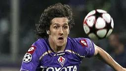 Aksi dari striker Fiorentina, Stevan Jovetic dalam partai kontra Liverpool di kancah Liga Champions pada 29 September 2009 di Artemio Franchi. AFP PHOTO/FABIO MUZZI