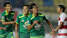 Bek Persebaya Surabaya, Ady Setiawan (kanan) melakukan selebrasi usai mencetak gol ke gawang Madura United dalam laga matchday ke-2 Grup C Piala Menpora 2021 di Stadion Si Jalak Harupat, Bandung, Minggu (28/3/2021). (Bola.com/M Iqbal Ichsan)