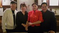 Istri Shin Tae-yong, Cha Young-ju, sempat berbagi momen makan bersama keluarga Erick Thohir. (dok. Instagram @cha_youngjoo/https://www.instagram.com/p/C7W2vLSyelh/)
