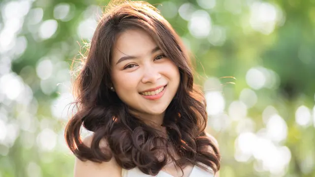 cantik tersenyum santai pagi hari kalem baik