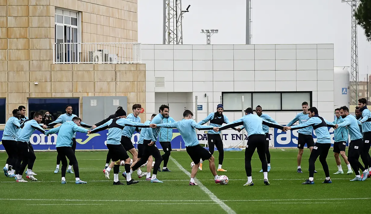 Para pemain Villarreal mengambil bagian dalam sesi latihan di Ciudad deportiva Villarreal di Vila-Real, Selasa (15/3/2022). Villarreal akan berhadapan dengan Juventus dalam leg kedua babak 16 besar Liga Champions pada hari Rabu, 16 Maret 2022 di Allianz Stadium, Turin. (JOSE JORDAN/STR/AFP)