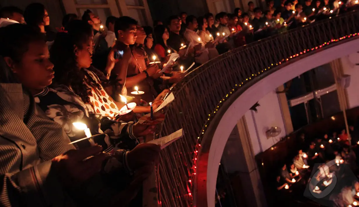 Umat Kristiani mengikuti misa untuk merayakan natal yang mengambil tema "Berjumpa Dengan Allah Dalam Keluarga", Jakarta, Rabu (24/12/2014). (Liputan6.com/Faizal Fanani)