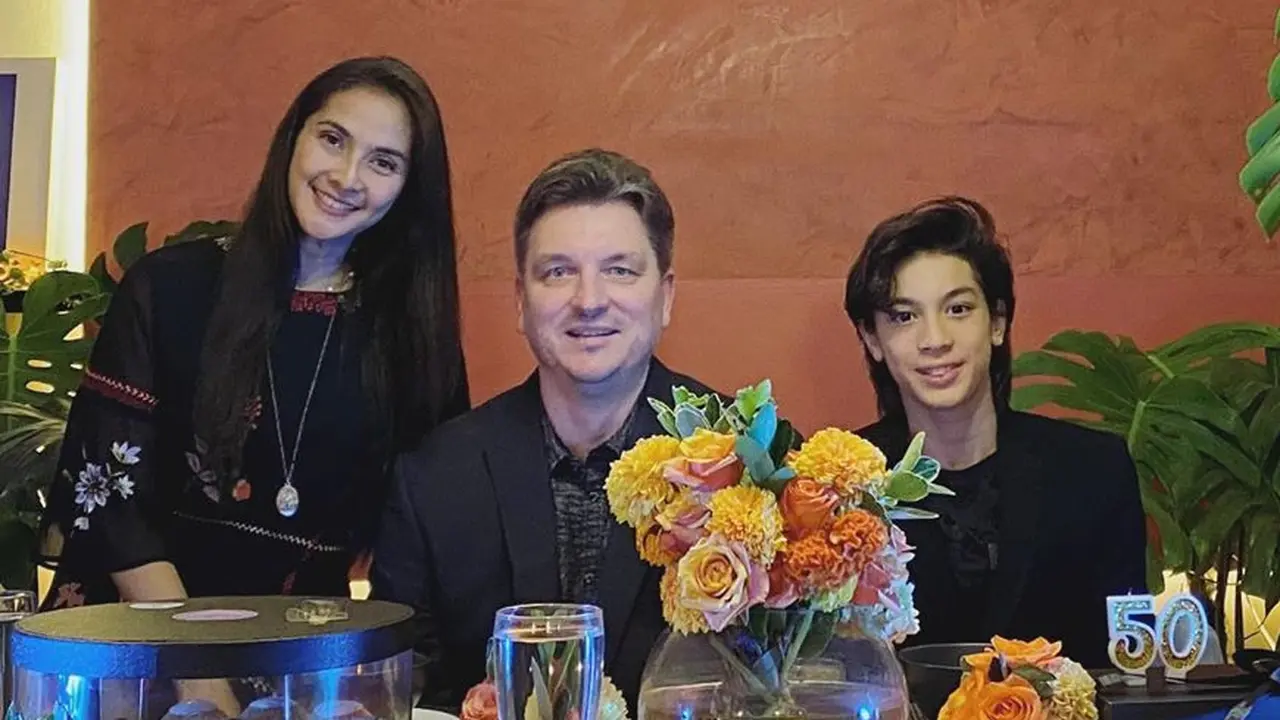 Suami Ulang Tahun Ini 7 Kebersamaan Maudy Koesnaedi dengan Keluarga Kecilnya