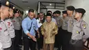 Fuad Amin Imron berjalan menuju ruang sidang dengan agenda eksepsi di Pengadilan Tipikor, Jakarta, Rabu (13/5/2015). Fuad terlibat kasus dugaan suap jual beli pasokan gas alam di Gresik dan Gili Timur, Bangkalan. (Liputan6.com/Helmi Afandi)