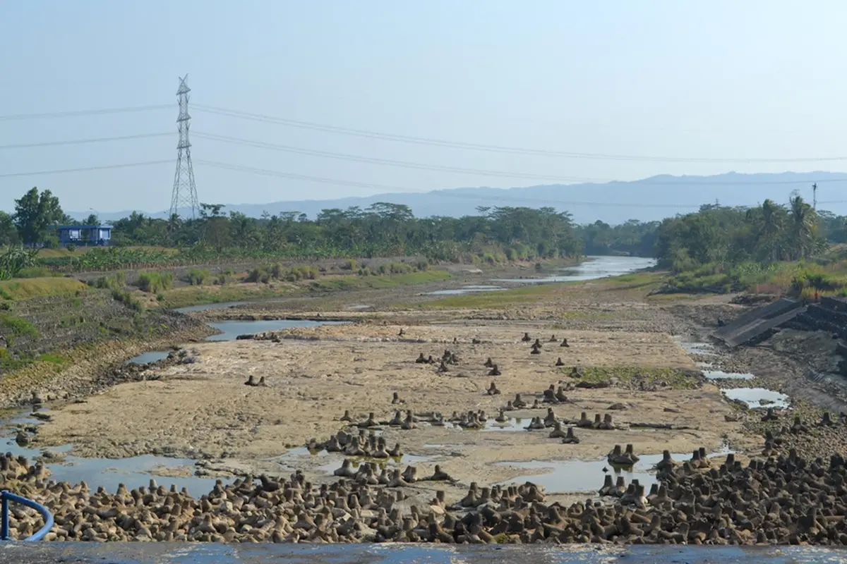 Ilustrasi – Volume Sungai Citanduy hilir Bendung Menganti, perbatasan Jawa Tengah-Jawa Barat menyusut pada musim kemarau. (Foto: Liputan6.com/Muhamad Ridlo)