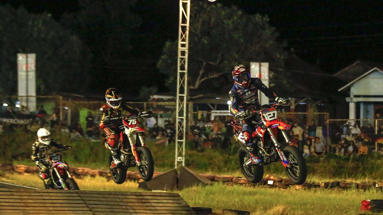 Cetak Sejarah, Pembalap Surabaya Ini Juarai Superchallenge Supermoto ...