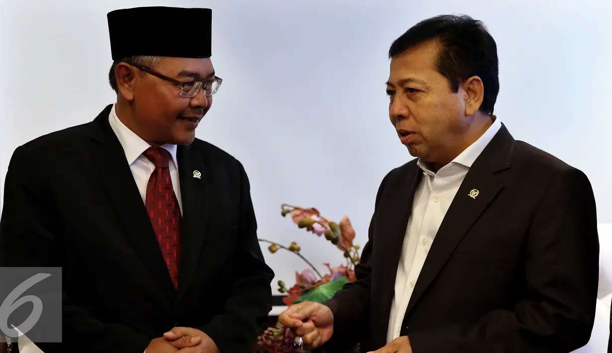 Ketua DPD Mohammad Saleh (kiri) menyimak Ketua Umum Partai Golkar Setya Novanto saat DPD RI melakukan pertemuan di DPP Partai Golkar, Jakarta, Rabu (9/11). (Liputan6.com/Johan Tallo)