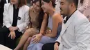 Rambut panjang Ayu terlihat ditata kepang atas dengan bagian bawah wavy dan poni belah dua. Amanda Manopo tampak simple mengikat rambut dengan jedai putih tanpa poni. [@ayutingting92]