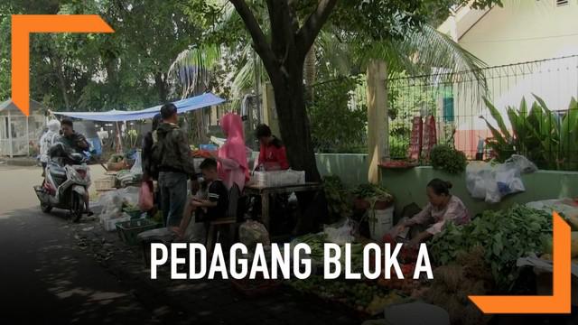 Pasca terbakarnya lokasi penampungan pedagang pasar blok A. Banyak pedagang berjualan di trotoar. Mereka berharap Pemprov DKI  membangun kembali pasar Blok A lama