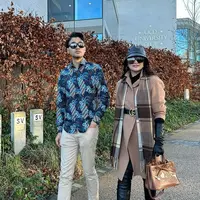 Fitri pun memadukan coat tersebut dengan sepatu knee boots heels hitam, serasi dengan gloves dan bucket hat leathernya. Serta belt hitam Gucci. [@fitricarlina]