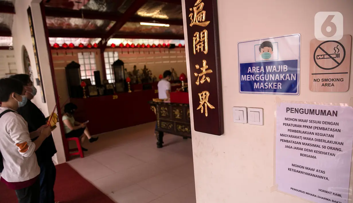 Warga bersembahyang di Vihara Dharma Bakti yang baru di kawasan Glodok, Jakarta, (1/2/2021). Warga keturunan Tionghoa tetap dapat berdoa di waktu-waktu yang telah ditentukan dan akan dibatasi jumlah pengunjungya. (Liputan6.com/Faizal Fanani)